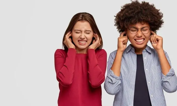 Mais de 1 bilhão de jovens podem ter problemas auditivos por causa do uso irregular do fone de ouvido