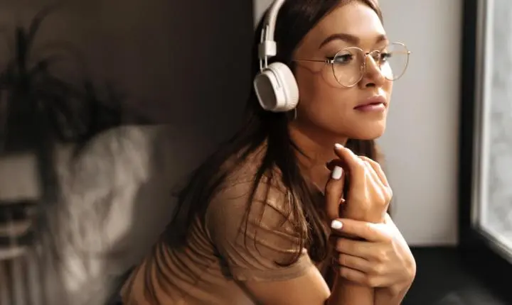 Mais de 1 bilhão de jovens podem ter problemas auditivos por causa do uso irregular do fone de ouvido