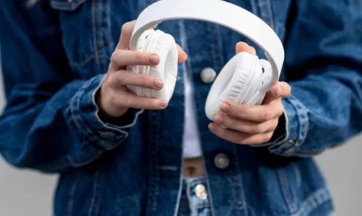 Mais de 1 bilhão de jovens podem ter problemas auditivos por causa do uso irregular do fone de ouvido