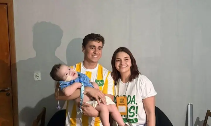 Nikolas Ferreira se emociona ao reencontrar bebê de Cristalina no Acorda Goiás após conhecer caso durante caminhada