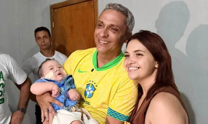 Nikolas Ferreira se emociona ao reencontrar bebê de Cristalina no Acorda Goiás após conhecer caso durante caminhada