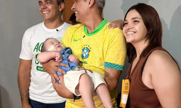 Nikolas Ferreira se emociona ao reencontrar bebê de Cristalina no Acorda Goiás após conhecer caso durante caminhada