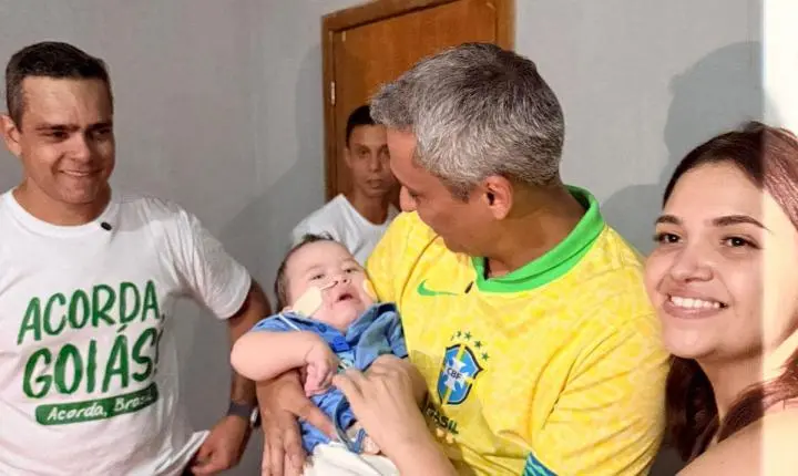 Nikolas Ferreira se emociona ao reencontrar bebê de Cristalina no Acorda Goiás após conhecer caso durante caminhada