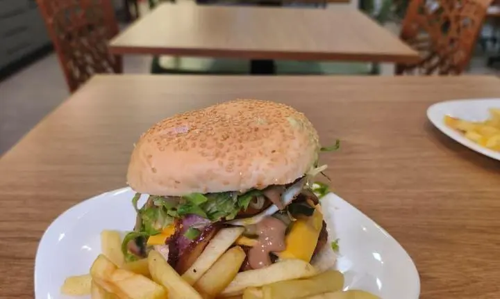 Noite com hambúrguer à vontade movimenta Shopping Estação Goiânia, nesta quarta-feira