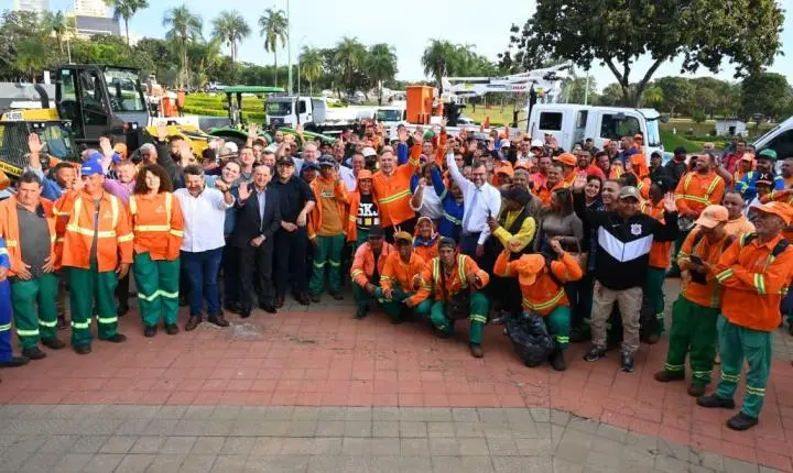 Prefeito Sandro Mabel apresenta nova frota da Comurg com 167 equipamentos