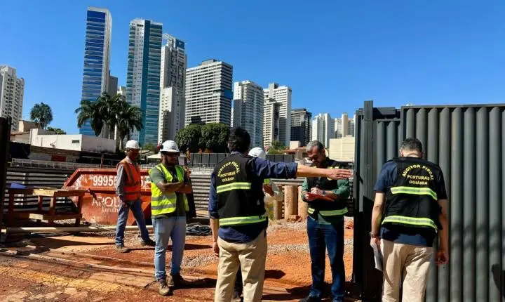 Prefeitura de Goiânia autua construtoras por desrespeitar normas de carga e descarga em canteiros de obras