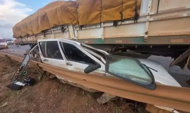 Uno fica prensado embaixo de caminhão na BR-060 e ocupantes saem ilesos; imagens impressionam