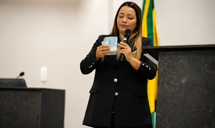 Vereadora Ludyelle Costa devolve cerca de R$ 3 mil em espécie após votar contra auxílio aprovado pela Câmara
